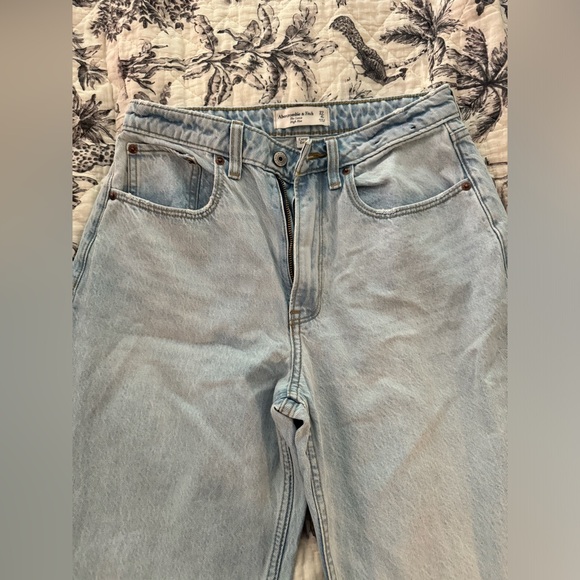 Abercrombie High Rise Loose Jean - Picture 7 of 7